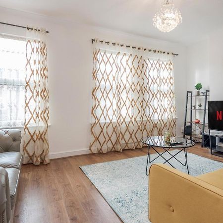 Entire Lovely Family Home With Parking, Wifi, Netflix, Self Check-In 伦敦 外观 照片